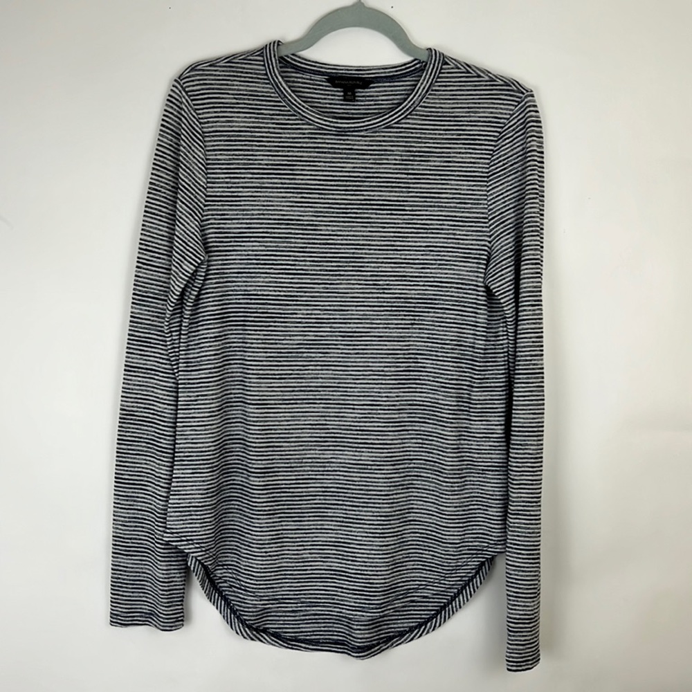 BANANA REPUBLIC long sleeve top in navy blue and white; very soft! M